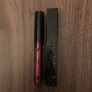 Kylie Cosmetics Lip Gloss in Juniper